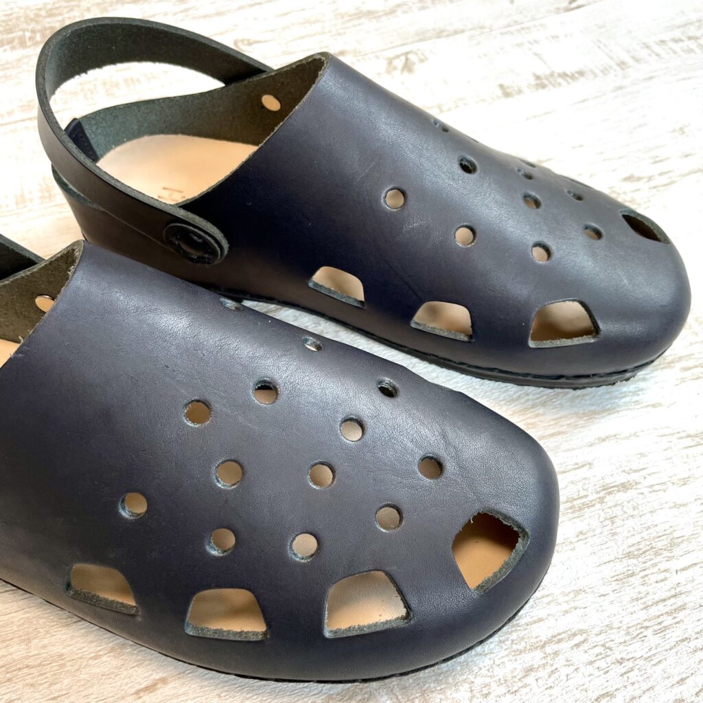 水辺で使えないサンダル。エンダースキーマの「クロックス・ケイマン 
