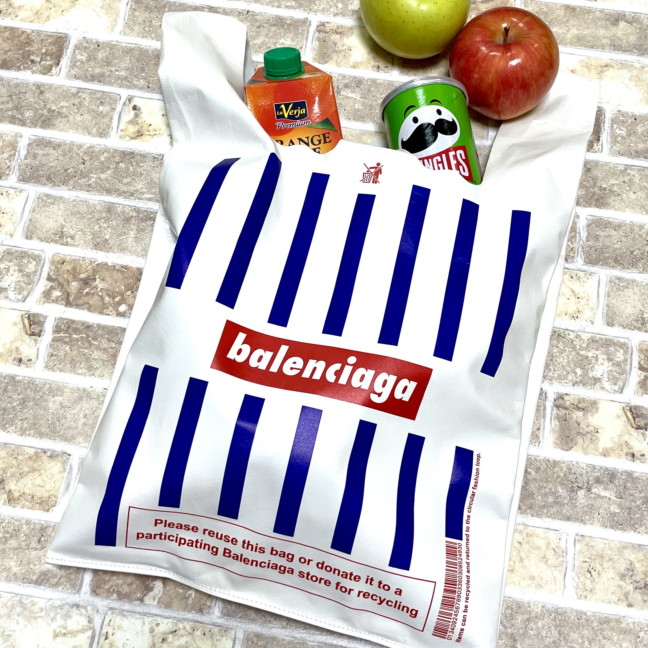 バレンシアガのレジ袋のようなレザーバッグ。 ｜ BALENCIAGA / 677426  