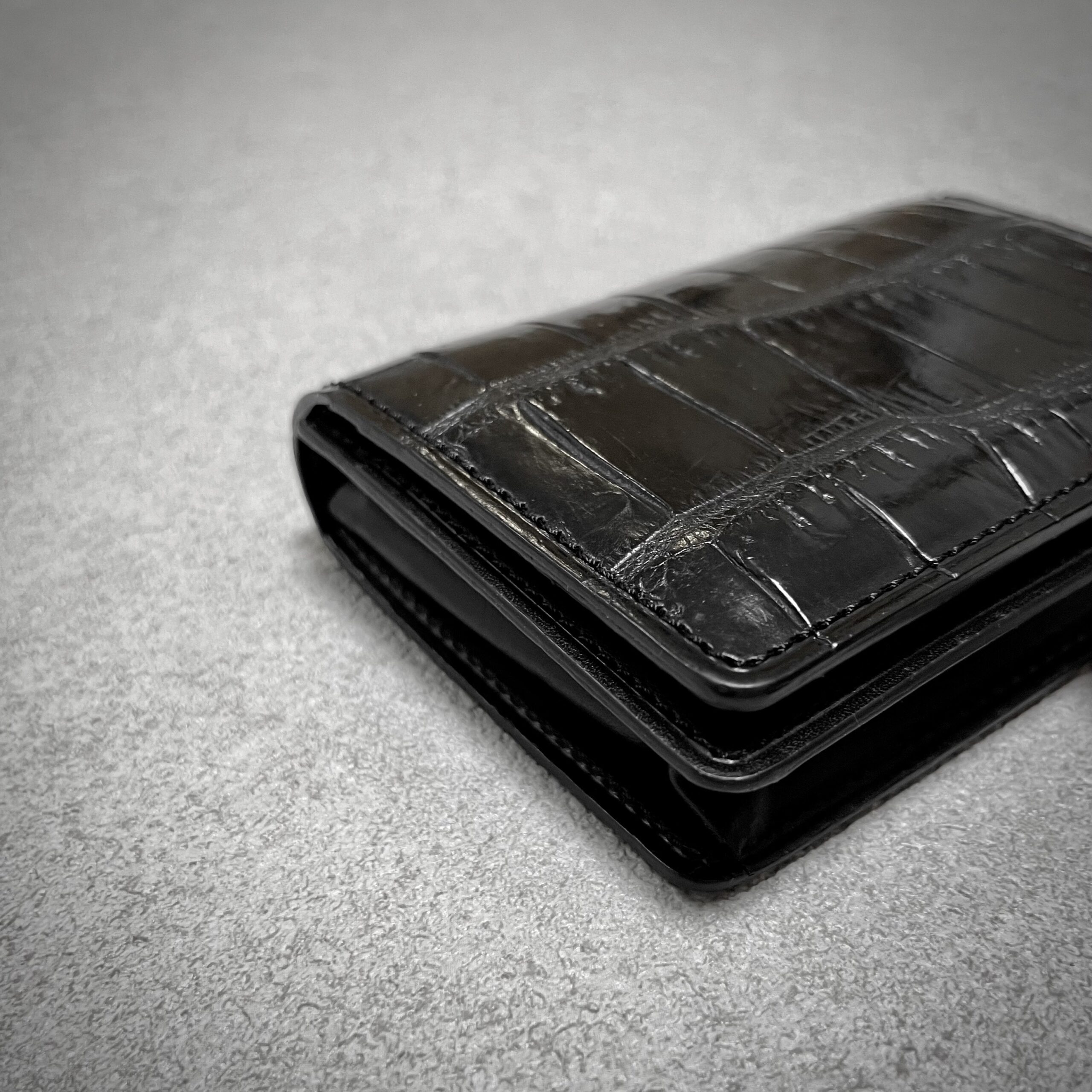 名刺文化は死ぬまで存続するのか。ガンゾのスモールクロコ・名刺入れ  