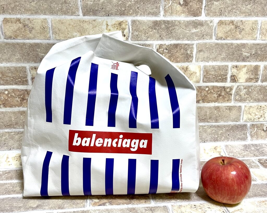 バレンシアガのレジ袋のようなレザーバッグ。 ｜ BALENCIAGA / 677426 
