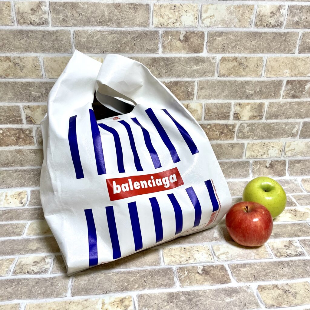 バレンシアガのレジ袋のようなレザーバッグ。 ｜ BALENCIAGA / 677426 