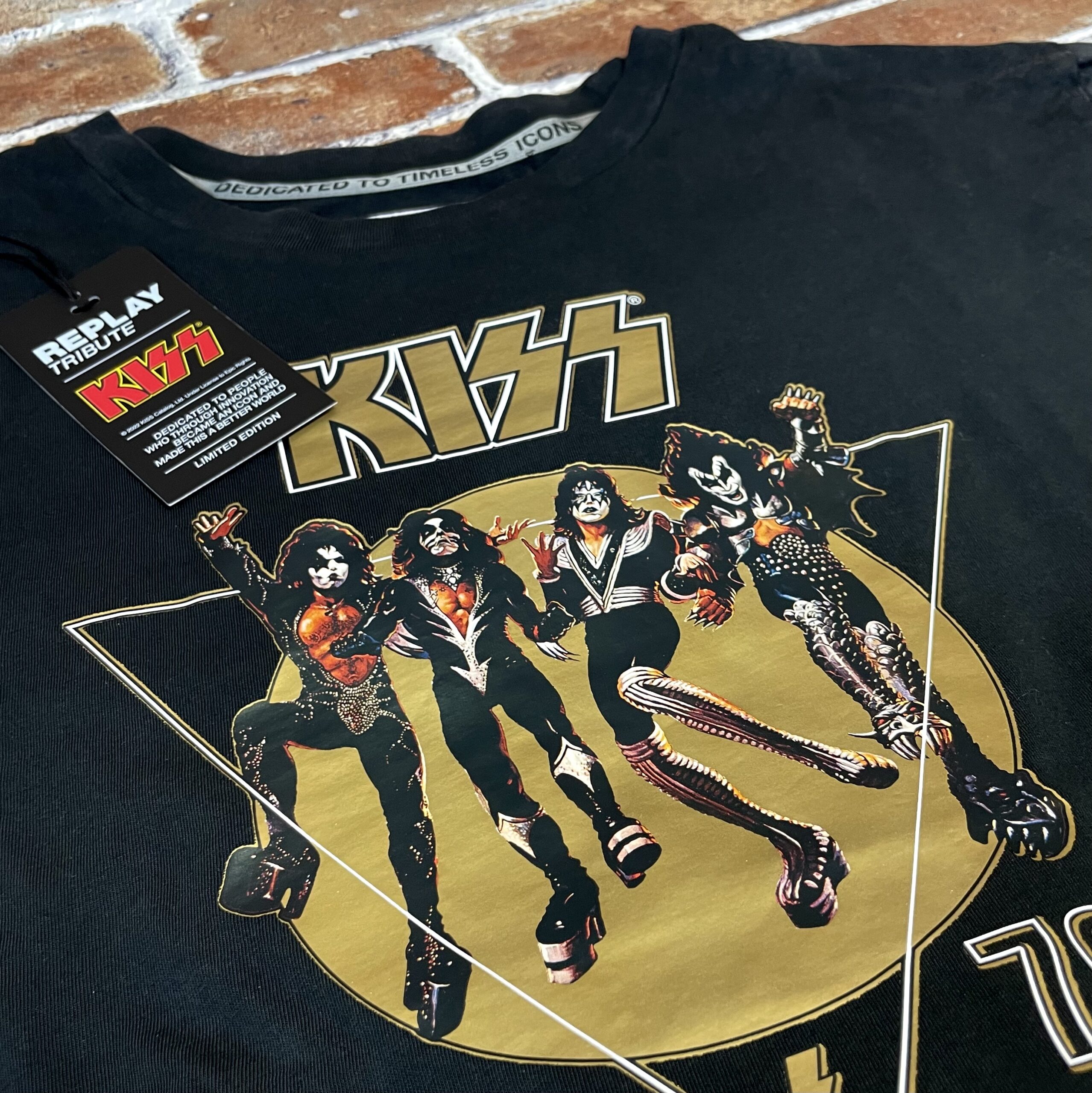 クールにデザインされたバンドTシャツ。リプレイ、KISSのTシャツ 