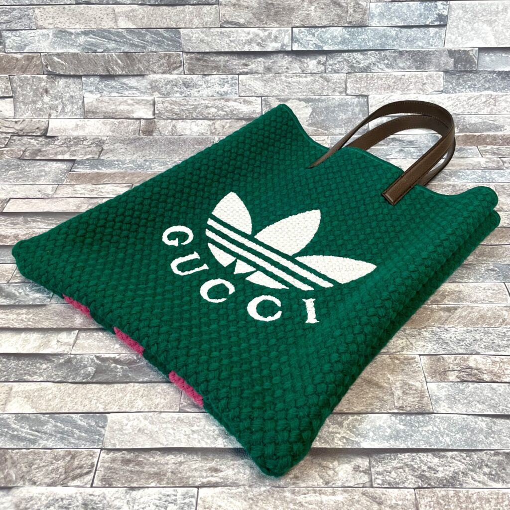 チクチクしません。グッチ×アディダスの毛糸トートバッグ。 ｜ GUCCI 